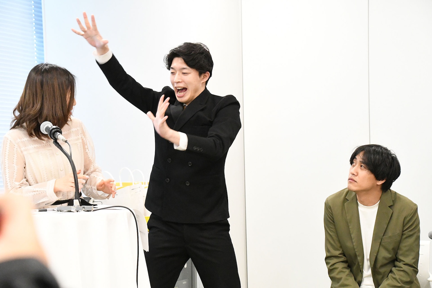 相方しげが不在のため、司会者の協力を得て特技を披露する20世紀・木本