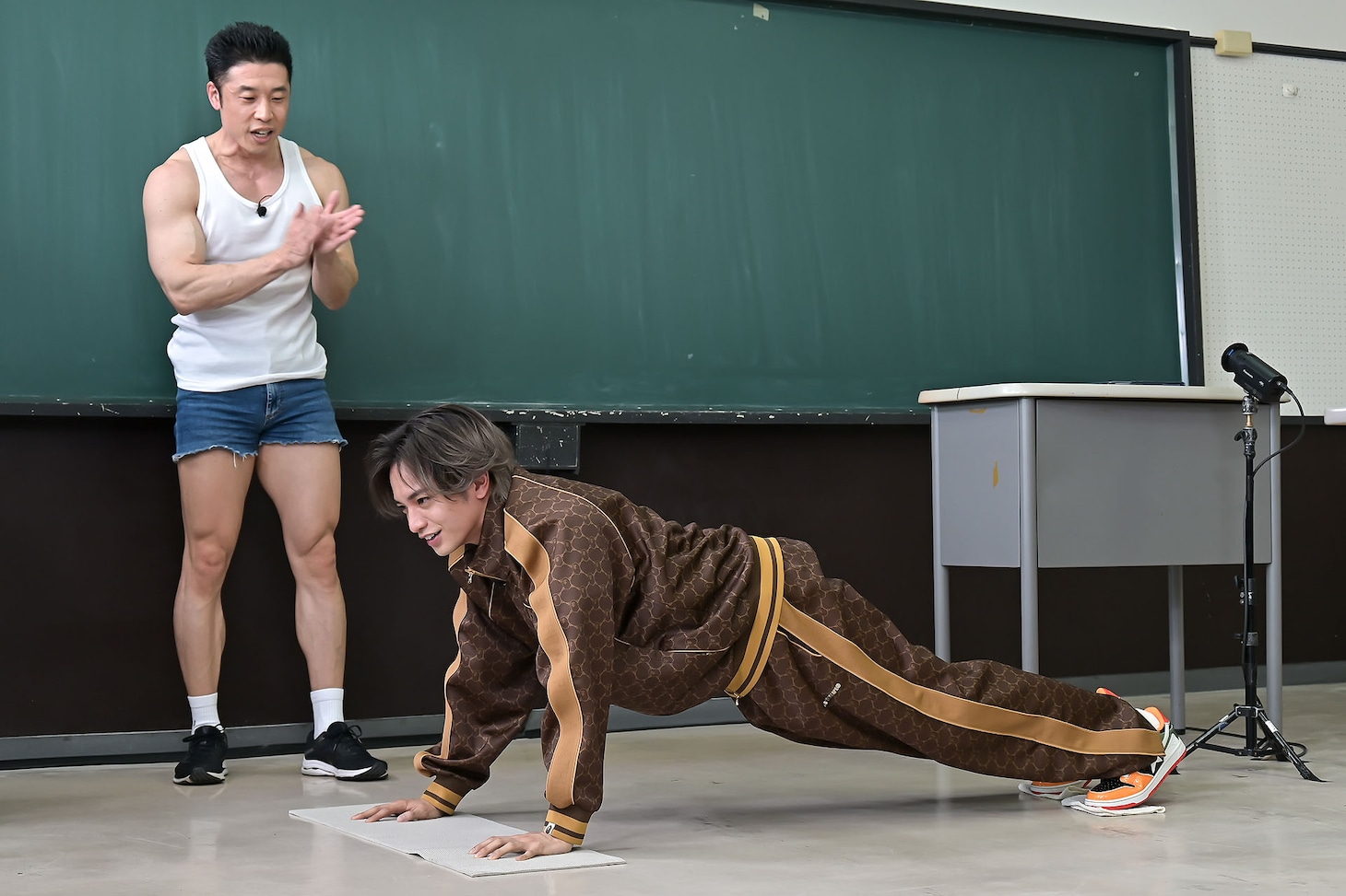 「熱血授業」を展開するなかやまきんに君と、ライブ用の“見せ腹筋”を鍛える技を学ぶ中島健人。