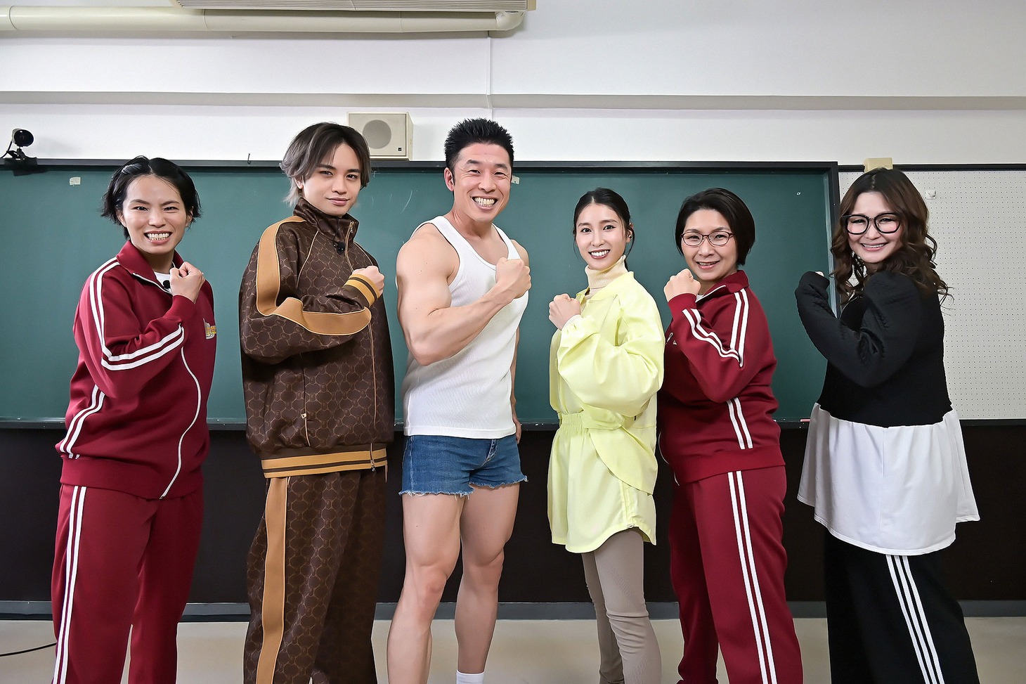 「熱血授業」を展開するなかやまきんに君（左から3人目）