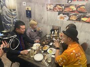 「サーヤとロジャーの沖縄社交街の歩き方」の様子