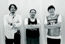 左から「座王」演出の鴨脚光貴氏、笑い飯・西田、ロングコートダディ堂前