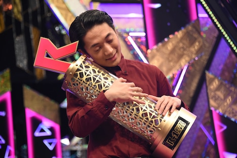 トロフィーを我が子のように抱き抱える友田オレ