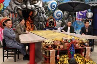 「千鳥の鬼レンチャン」に出演する千鳥（右）と対決パネラーのかまいたち（左）。写真は3月16日放送回のワンシーン