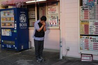 何かを祈るダイアン津田