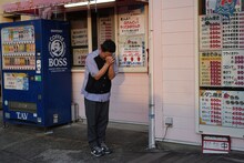 何かを祈るダイアン津田