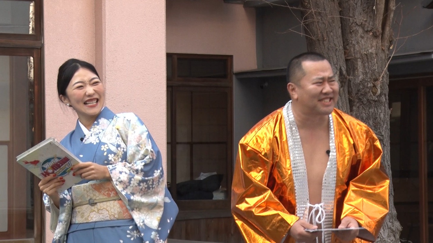 左からCRAZY COCO、とにかく明るい安村