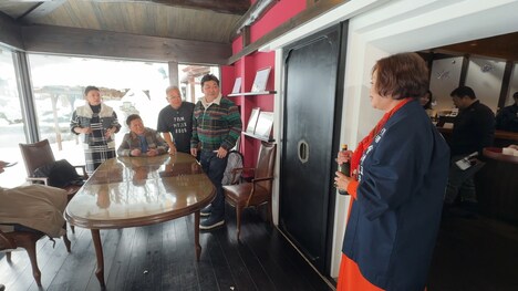 日本酒を持って登場する上沼恵美子