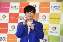 「70号室の住人」でMCを務めるグランジ遠山。手で「70」を表現したが、フォトセッション後に「向き、逆か！」と気付いていた。