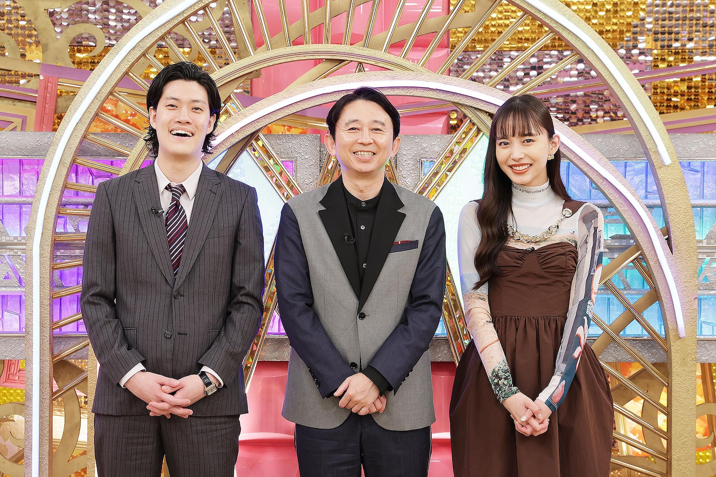 左から霜降り明星・粗品、有吉弘行、井桁弘恵