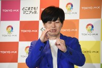 手で「70」を表現しようとするグランジ遠山