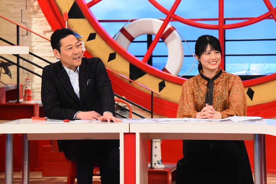 左から東野幸治、中島めぐみアナウンサー