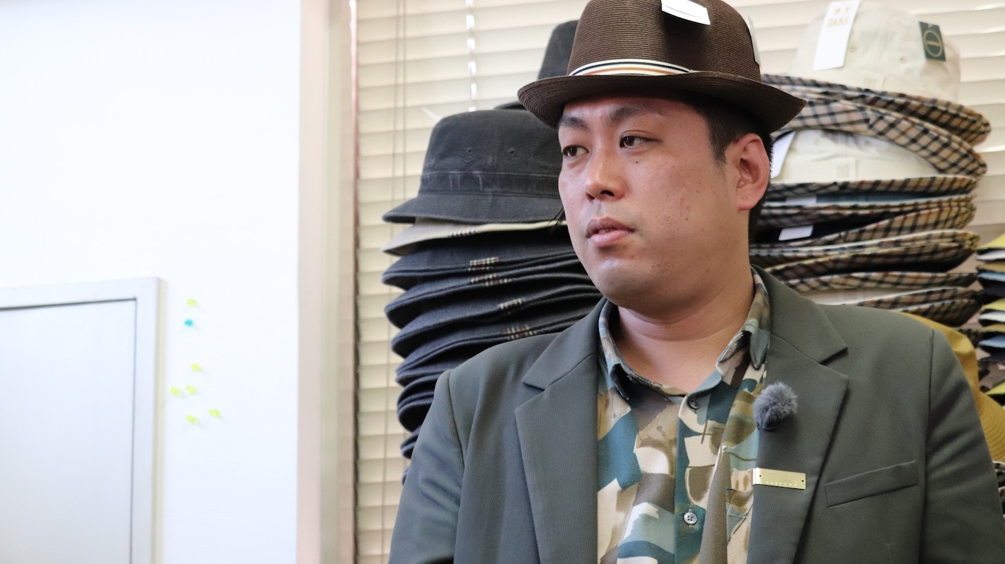 ファッションの店で帽子を試着するエバース町田