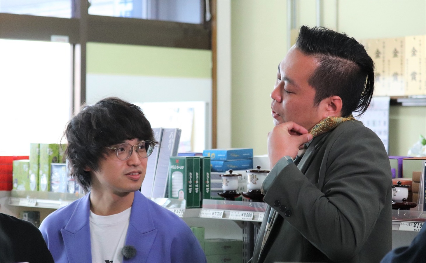 モノボケをする町田と見守る佐々木