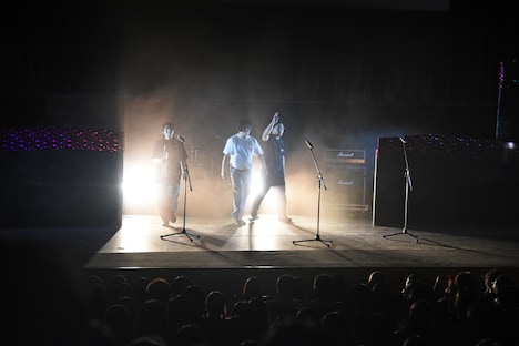 ライトに照らされて登場した火PPOPOTAMUS