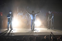 ライトに照らされて登場した火PPOPOTAMUS