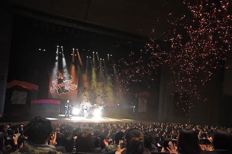 演奏する火PPOPOTAMUSと、発射されるキャノン砲