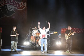 ポテトカレッジのキャパ1000初単独ライブ盛況、ド派手演出に自らツッコミ「金かけすぎやろ！」