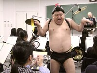 吹奏楽の演奏に乱入するハリウッドザコシショウ
