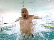 水泳に乱入するハリウッドザコシショウ