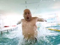 水泳に乱入するハリウッドザコシショウ