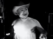 不気味なエリアのリポートに乱入するハリウッドザコシショウ