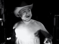 不気味なエリアのリポートに乱入するハリウッドザコシショウ