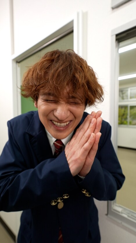 制服姿の宮田俊哉