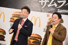 「死んだ親父」の話をしはじめるダイアン津田（右）