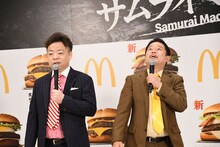 天をあおぎながら「死んだ親父」の話をするダイアン津田（右）