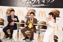 テーブルの間に座らされたダイアン津田