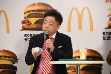 サムライマックの持ちやすさを伝えるダイアン・ユースケ