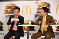 スタッフに教えられた通りに包装紙をはいでいくダイアン・ユースケ（左）