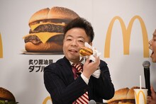 サムライマックを報道陣によく見せるダイアン・ユースケ