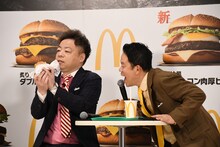 サムライマックを食べたくて仕方がないダイアン津田（右）