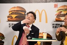 サムライマックを完食するダイアン・ユースケ