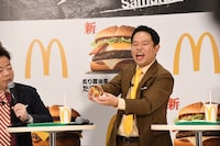 新商品の「炙り醤油風 たまごベーコン肉厚ビーフ」を見せるダイアン津田