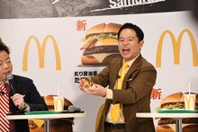 新商品の「炙り醤油風 たまごベーコン肉厚ビーフ」を見せるダイアン津田