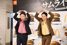 松村沙友理に伝授されたサムライマックポーズを披露するダイアン