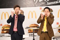 松村沙友理から「ゴイゴイきゅるん」のポーズを習うダイアン