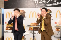 「ゴイゴイきゅるん」のポーズを披露するダイアン