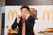 「ゴイゴイきゅるん」のポーズを披露するダイアン・ユースケ