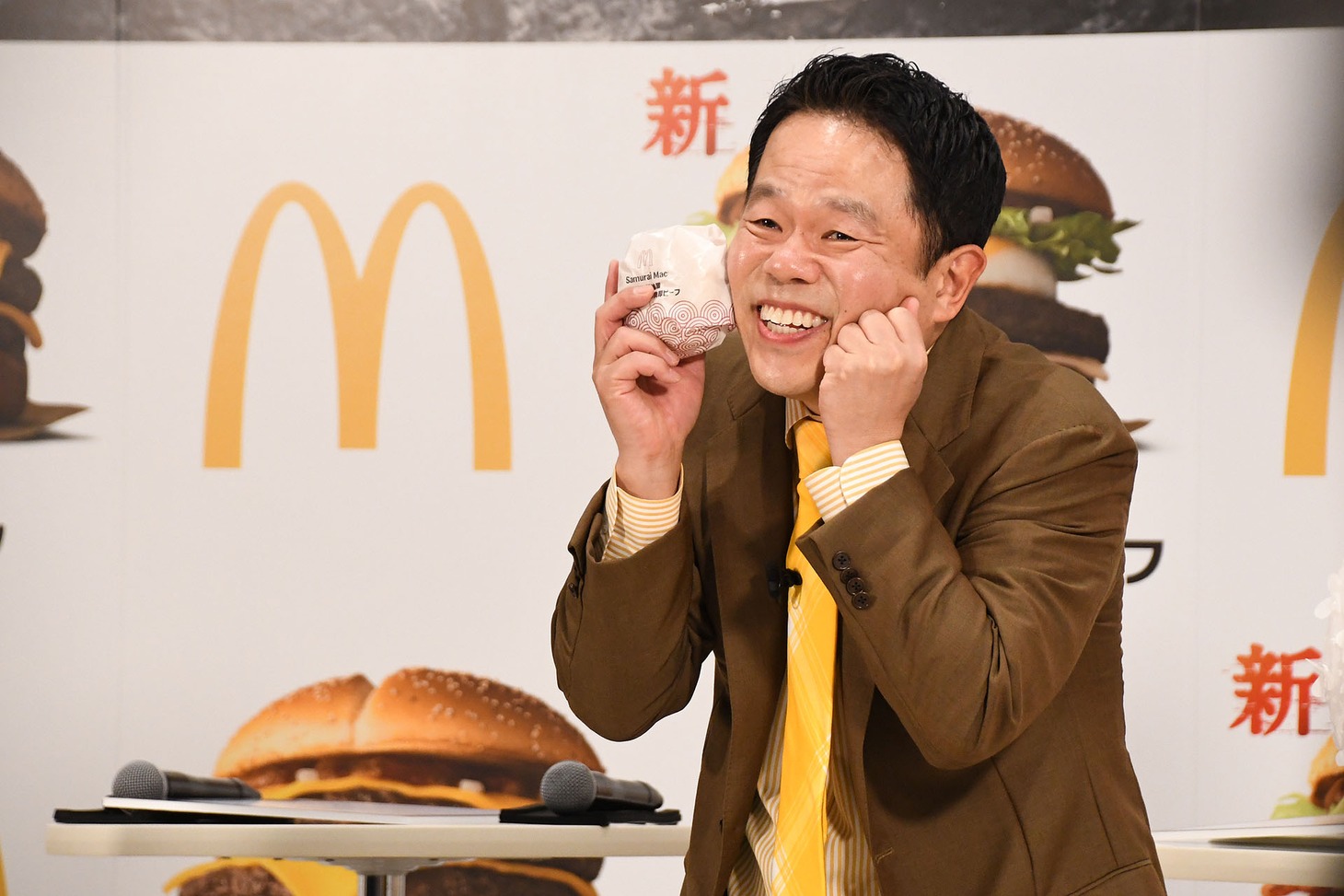 「ゴイゴイきゅるん」のポーズを披露するダイアン・津田