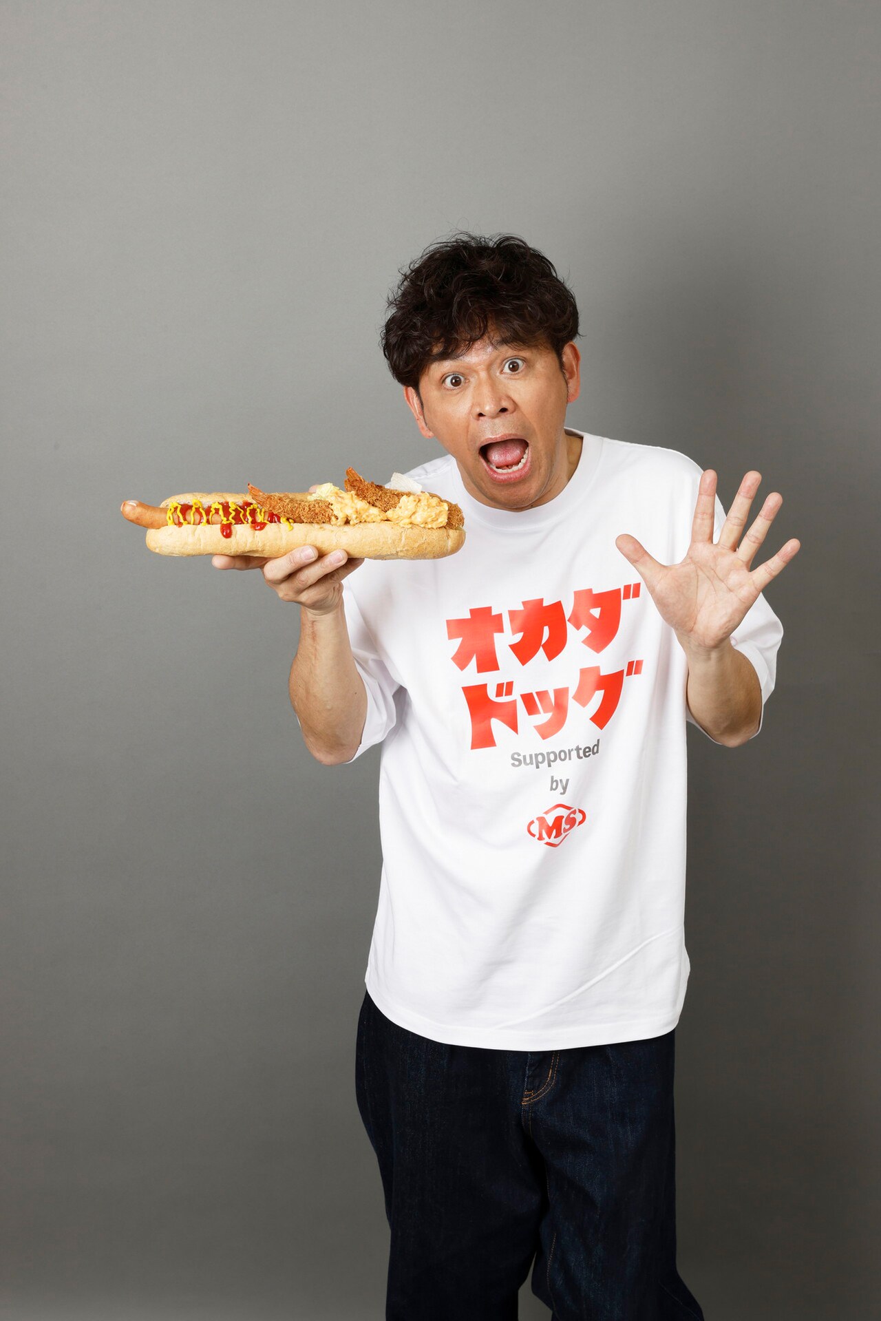 岡田の『開店タルタル』ドッグ」を持つますだおかだ岡田