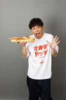 「岡田の『開店タルタル』ドッグ」を持つますだおかだ岡田