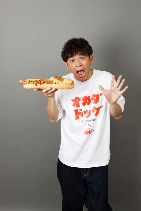 「岡田の『開店タルタル』ドッグ」を持つますだおかだ岡田