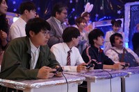 「山田くんとLv999の恋をする」場面写真。同じシーンで共演する空気階段・水川かたまりと鈴木もぐら