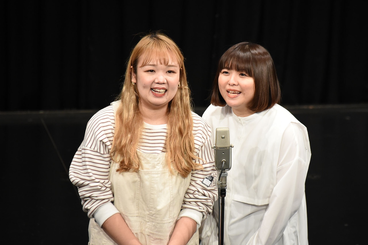 TEAM BANANA。左から藤本友美、山田愛実（2022年1月撮影）