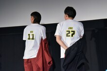 「車体番号」としてTシャツの背番号を披露するバッテリィズ