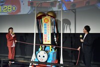 くす玉を割るバッテリィズ