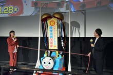 くす玉を割るバッテリィズ